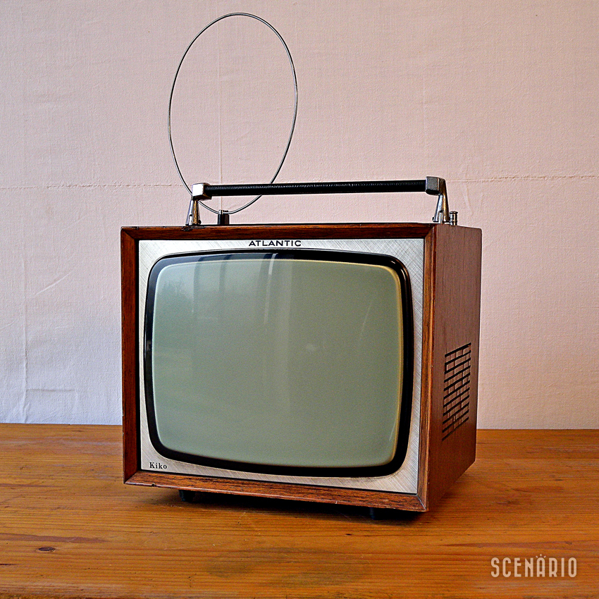 Televisione portatile vintage/ Tv nera/ Tv con display in bianco e