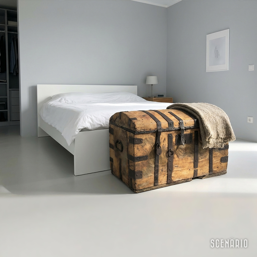 arredamento-moderno-camera-letto-baule-antico-fondo-letto.jpg Baule antico bombato del XVIII secolo posizionato ai piedi di un letto moderno in una stanza minimalista, mostrando il contrasto tra antiquariato autentico e interior design contemporaneo.