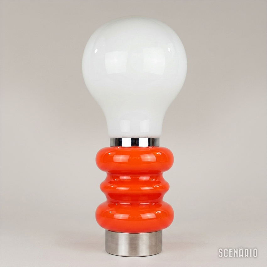 lampada-pop-art-nason-mazzega-bulbo-arancio.jpg Lampada da tavolo modello Bulbo di Carlo Nason per Mazzega in vetro di Murano arancione e bianco da spenta.